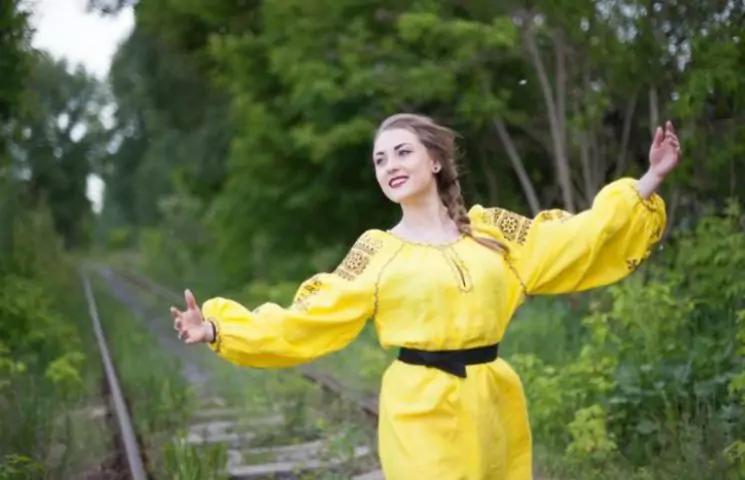 Сучасна вишита сукня мінімалізм